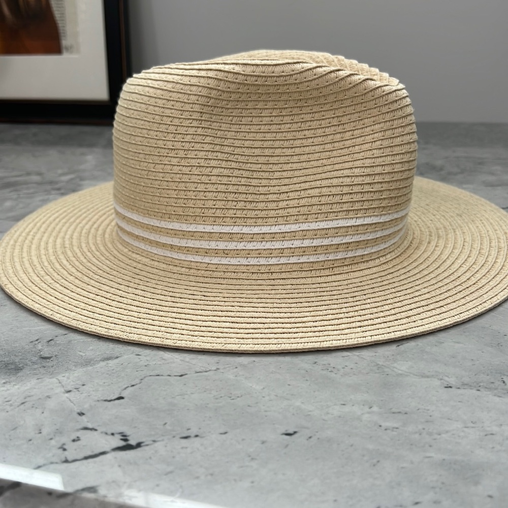 Darling hat that goes well with any outfit!  It’s in excellent condition.